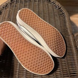 OLD SKOOL V SUEDE CANVAS SHOE